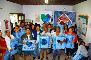 Provopar Estadual entrega 2 mil cobertores em Guaraqueçaba